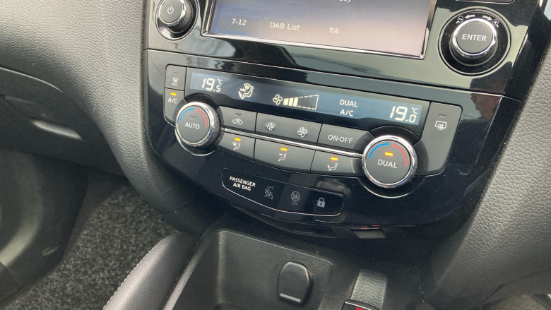 Nissan Qashqai 1.2 DiG-T N-Connecta 5dr Petrol Hatchback